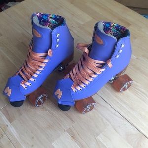 Moxi Beach Bunny Skates Women’s 7!